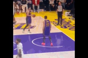 拔苗助扣?东契奇托了一把里夫斯帮助其“隔扣”自己?