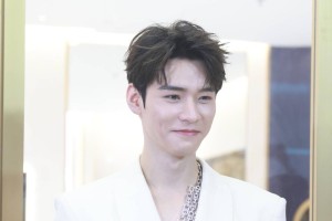 龚俊白色深V西装配珠宝时尚矜贵 分享学习网球体验 龚俊白色深V西装配珠宝时尚矜贵 分享学习网球体验