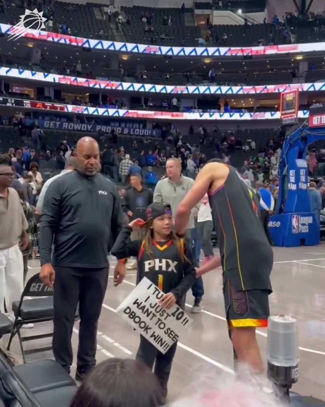 ?小球迷10岁生日愿望是布克赢球 后者赛后贴心互动送上签名