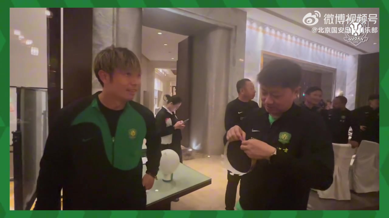 头戴?，唱起生日歌，今日寿星的愿望是什么？?